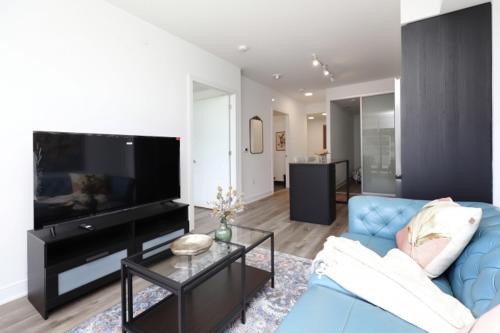 Cooksville Apartment | Stunning 2 Bed and 2 Bath Condo in Mississauga