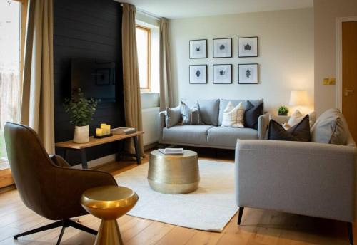 Crieff Apartment | Stunning 2 bed flat with parking, and garden with mountain views