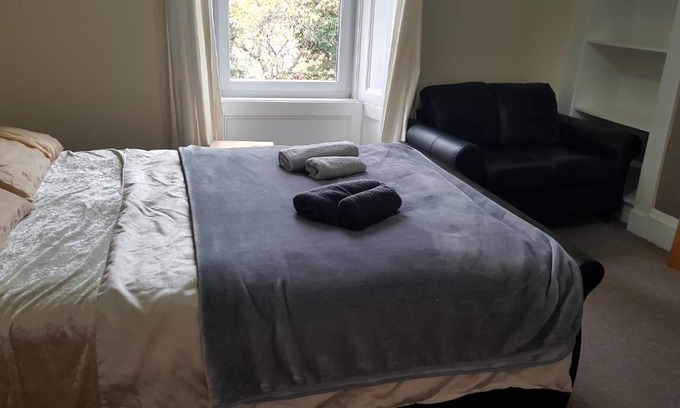 Glasgow Apartment | stunning 2 bedroom upper conversion of a sandstone villa