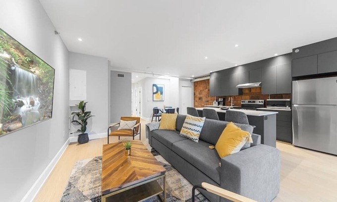Downtown Montreal Condo | Stunning 2 beds, AAA location, rooftop terrace