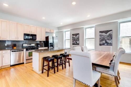 Pulaski Park Apartment | Stunning 2 Floor Penthouse Downtown