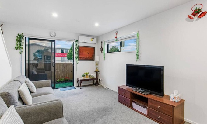 Kelston House | Stunning 2BR in Kelston with WIFI and Carpark