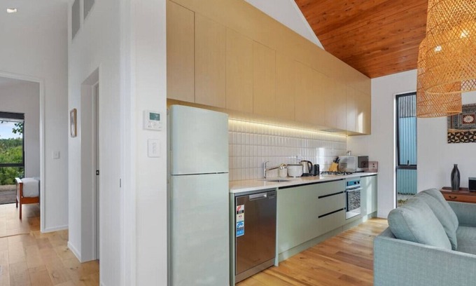 Henderson Valley House | Stunning 2BR Retreat in Tranquil Henderson | WIFI