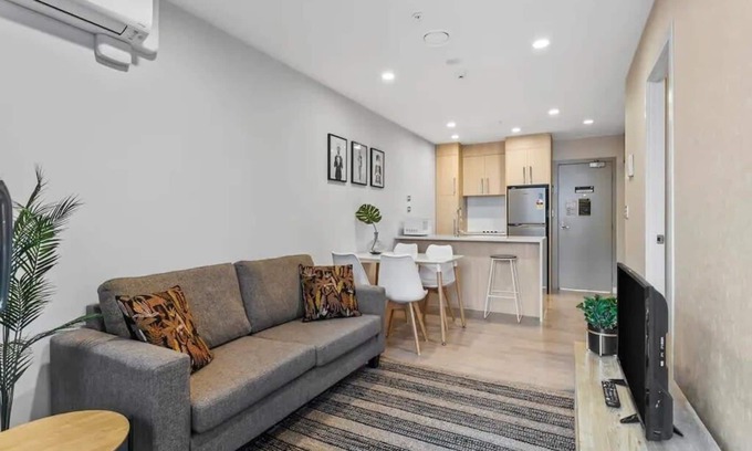 Auckland Central Business District Apartment | Stunning 2BR w/Views Near Sky Tower- Zodiak Stays