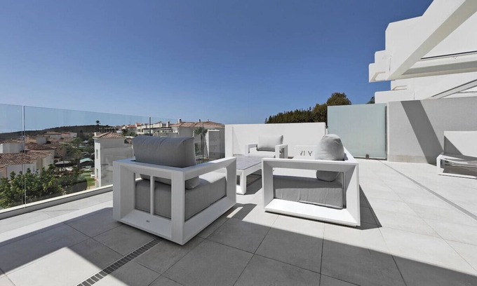 Alcorrin Apartment | Stunning 3 Bed Penthouse - Sea Views