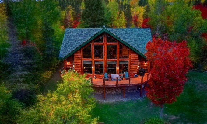 Lutsen Cabin | Stunning 3-bedroom; 7+ beds; log cabin with sauna; near Lutsen Mountains