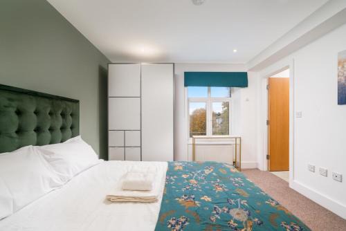 Blackheath Apartment | Stunning 3 Bedroom Flat, with Parking, Sleeps Six, Near Greenwich Park
