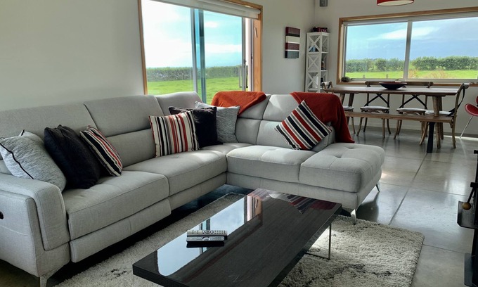 Warea Cottage | Stunning 3 Bedroom Seaside Bach on the Coastline