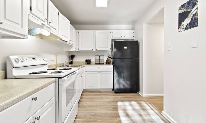 Germantown House | Stunning 3-bedroom townhouse with a beautiful backyard Luxury stay