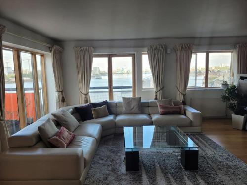 Peninsula Apartment | Stunning 3 Double Bedroom Apt in Greenwich near O2