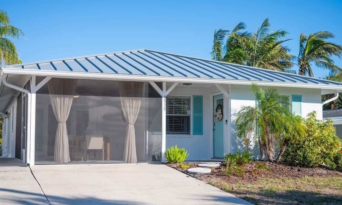 Siesta Key House | Stunning 3BD Siesta Cottage - Walk to the Beach!