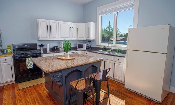 Near East Side Cottage | Stunning 3br/2ba Haven in Downtown's Heart