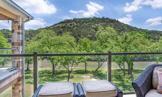 New Braunfels Apartment | Stunning 3rd floor, 2BDR/2BTH condo overlooking river and cliffs!