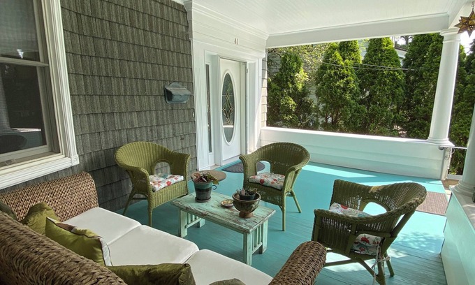 New Rochelle House | Stunning 4-Bedroom, 2-Kitchen Home w/Attic – 38 Minutes from NYC by Train