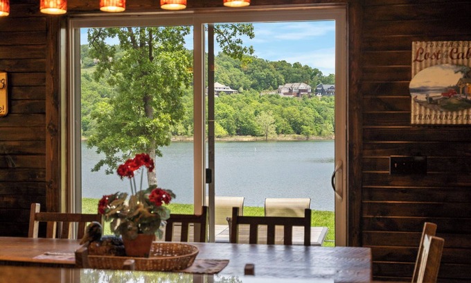 Lampe House | Stunning 4Bed Villa Lakefront Resort with Dock, Pools, Mini Golf, Kayaks & More!