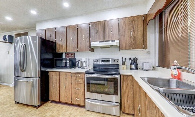 Fenelon Falls Cottage | Stunning 5 bedroom cottage in fenelon falls