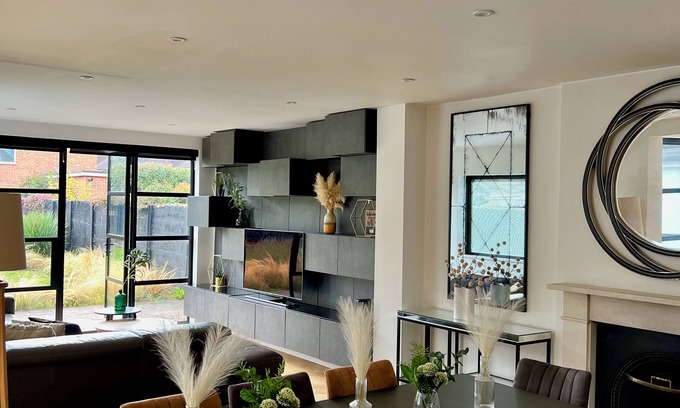 Dartford House | Stunning 5 bedroom house in prime location. 30 min train into central London!