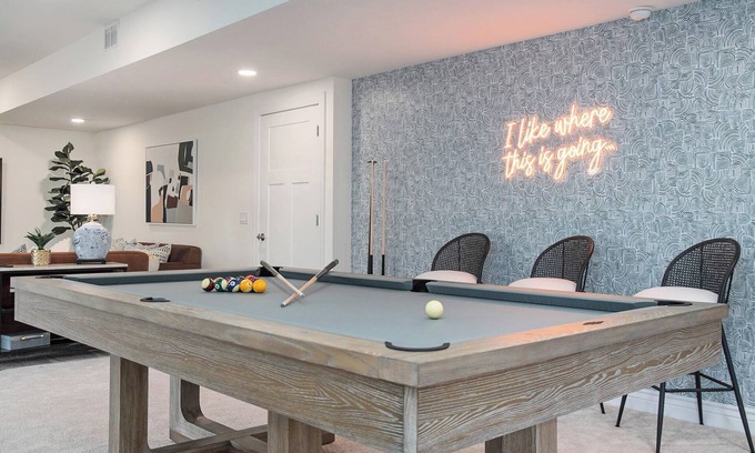 Jefferson House | Stunning 5BR Villa, Large Hot Tub & Scenic Yard!