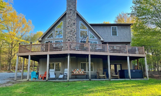 Albrightsville Ski Chalet | Stunning 6 bdrm Pocono Chalet, new Hot Tub & 2 blocks to lake and pools.
