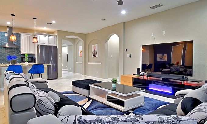 Southside House | Stunning 6 Bedroom Near Downtown with Tons of Games, Pickleball, Sleeps 19