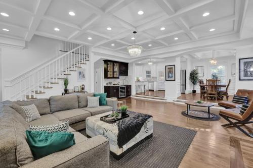 South Tuxedo Park House | Stunning 6br Buckhead Oasisprivate Batheachroom