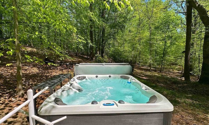 Scaggsville House | Stunning Airstream trailer w/ hot tub!