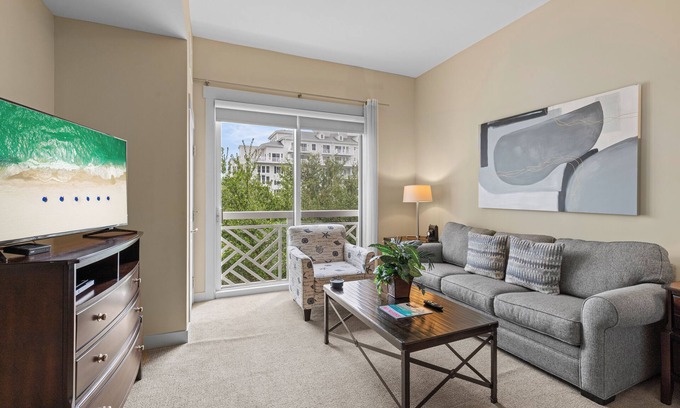 Baytowne Wharf Condo | Stunning Bahia Studio Condo at Wharf! Beach Tram, Tropical Pool, and Hot Tub!