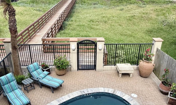 South Padre Island House | Stunning Beachfront Home - Newly remodeled for ‘25 - Sunrises & Sunsets Await!🏖️