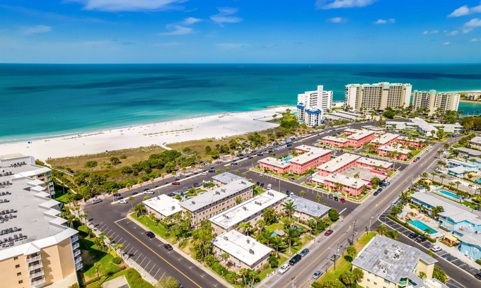 St. Pete Beach Condo | Stunning Beach Condo w/Coastal Flair ~ Beachside/Poolside - 1 BR/Ground Floor!