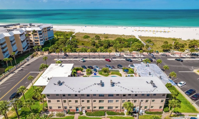St. Pete Beach Condo | Stunning Beach Condo w/Coastal Flair~Beachside/Poolside-1BR/Ground Floor
