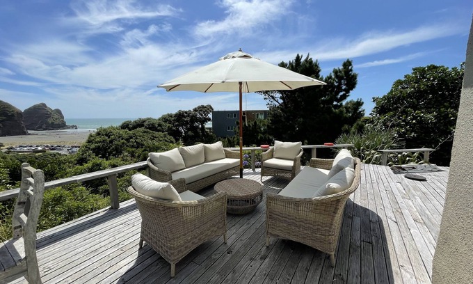 Piha House | Stunning beach house with magnificent ocean views