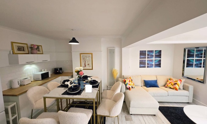 Clacton-on-Sea House | Stunning ‘Blue Peak Lodge': Your Ultimate Coastal Escape