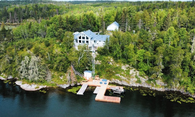 Northern Ontario Cabin | STUNNING CABIN ON LOTW WITH HOTTUB TEN MIN FROM KENORA