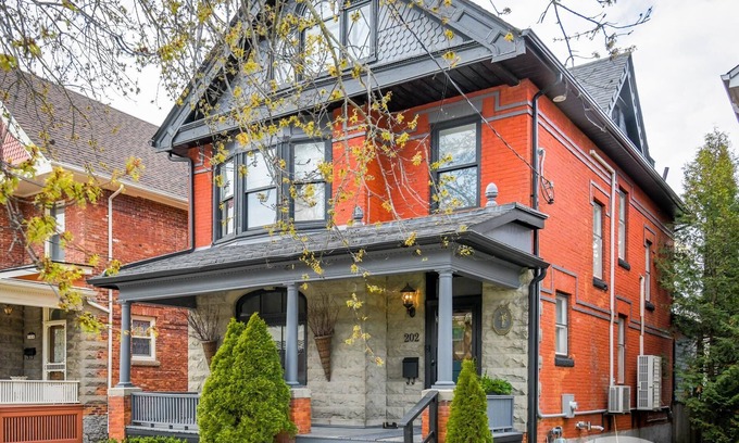Collingwood House | Stunning century home downtown Collingwood! 4bdrm 3bath! Huge Rec Room!