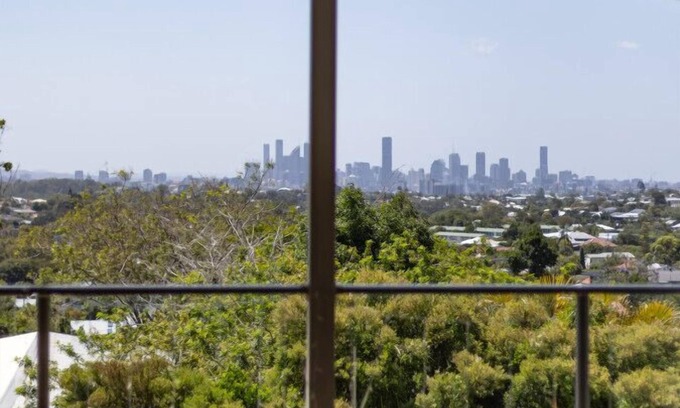 Holland Park West House | Stunning CityView 5BR w/Balcony near Malls/Uni/CBD