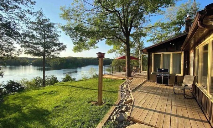 Frontenac Cottage | Stunning cliffside cottage in South Frontenac near Kingston,lakefront.