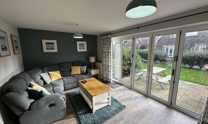 Filey Cottage | Stunning Coastal Cottage - Sleeping 5 in 2 Bedrooms - Pool and Beach Access Included.
