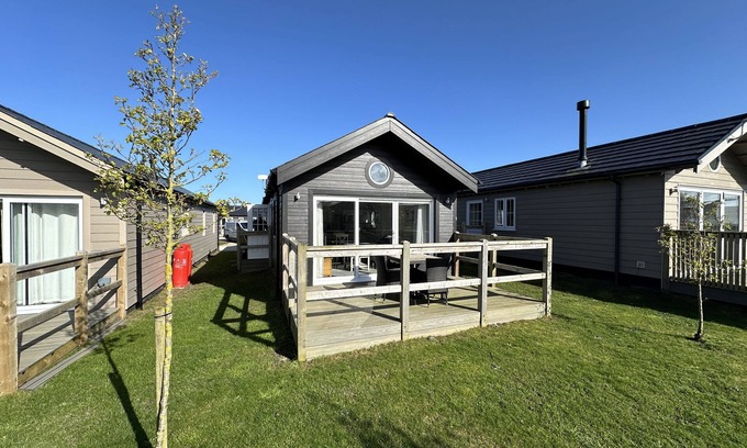 Filey Apartment | Stunning Coastal Lodge - Sleeping 4 in 2 Bedrooms - Pool and Beach Access Included.