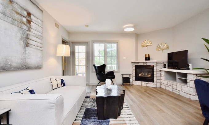 Oro-Medonte Condo | Stunning Condo with Access to Pool