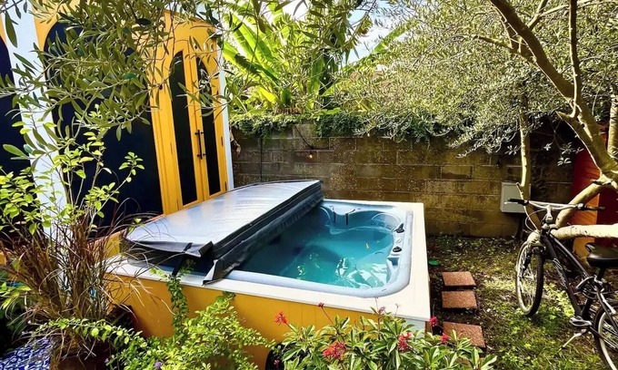 Bywater House | Stunning Converted Victorian Church: Garden, HotTub, 3-bedroom, WiFi, AC