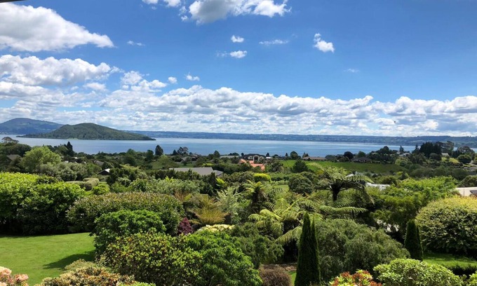 Tikitere House | Stunning country estate, 2 acres of manicured gardens & breathtaking lake views
