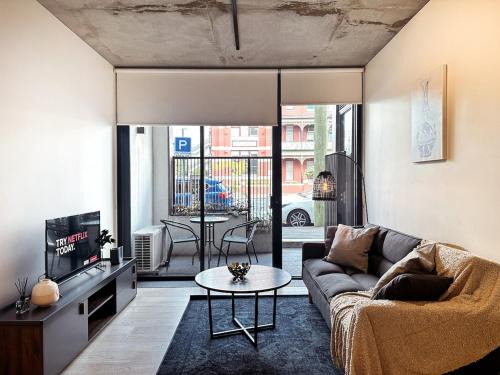 North Melbourne Apartment | Stunning Courtyard 2br1ba North Melbourneparking