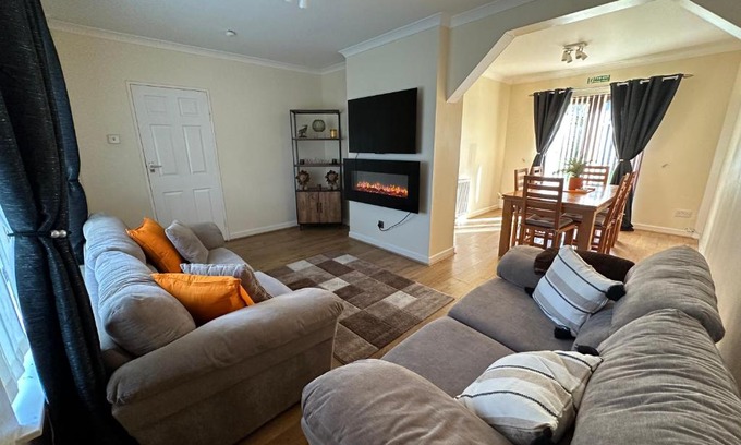 Aberdeen House | Stunning cozy three bedroom house near ARI