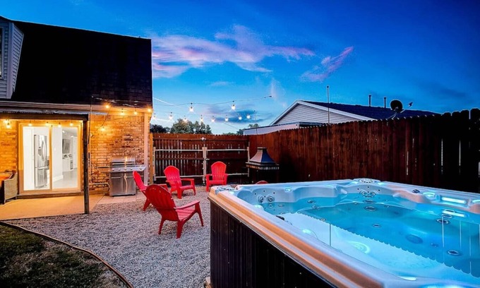 Jeffersonville House | ☆Stunning Derby Home☆ 5 KING BEDS, HOT TUB,FIREPIT
