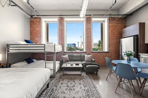 Downtown Dallas Apartment | Stunning Downtown Apartment with Pool, Laundry, Parking