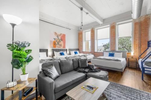Downtown Dallas Apartment | Stunning Downtown Apartment with Pool, Laundry, Parking