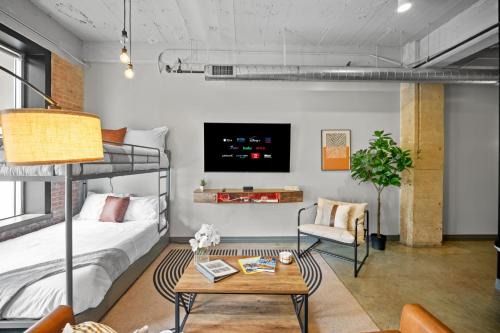 Downtown Dallas Apartment | Stunning Downtown Apartment with Pool, Laundry, Parking