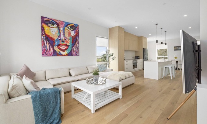 Paraparaumu House | Stunning executive family home! Ocean views, 2 min walk to the beach, elevator!