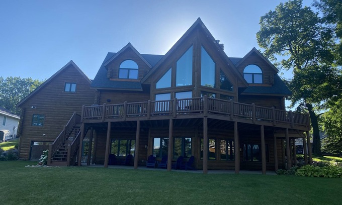 Alexandria House | Stunning Family Friendly Lake Home Retreat on Beautiful Lake Darling