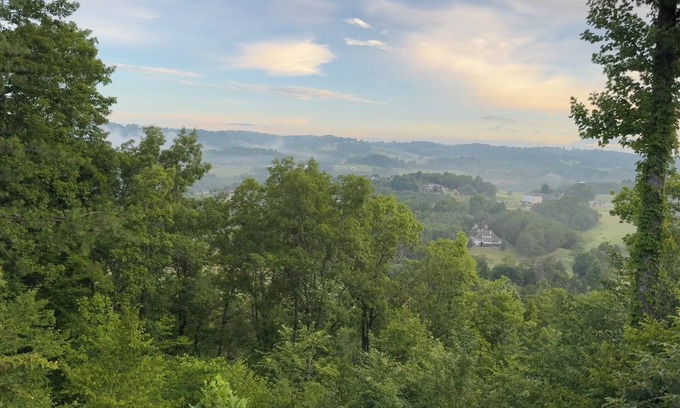 Tazewell Condo | Stunning Family Retreat overlooking Golf Course